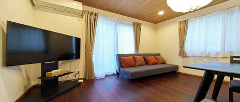 Basic-Apartment | Wohnbereich | 50-Zoll-Flachbildfernseher mit Kabelempfang, Streaming-Dienste