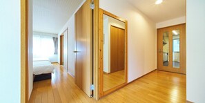 Basic-Apartment | Individuell eingerichtet, Schreibtisch, kostenloses WLAN, Bettwäsche