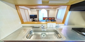 Apartament bàsic | Cuina privada | Frigorífic petit, microones, placa de cuina i torradora