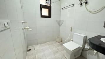 Deluxe Double Room | Bathroom | Free toiletries