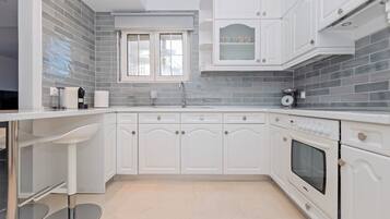 Frigorifero, microonde, forno, piano cottura