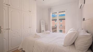 3 habitaciones, tabla de planchar con plancha y cuna de viaje