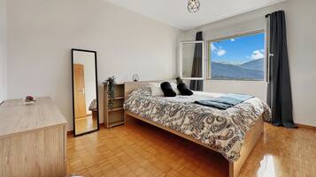 4 Schlafzimmer, BĂŒgeleisen/BĂŒgelbrett, kostenloses WLAN, BettwĂ€sche