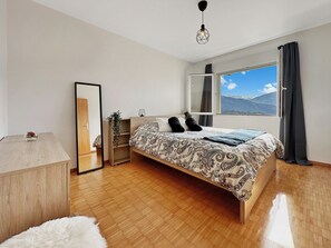 4 bedrooms, iron/ironing board, free WiFi, bed sheets