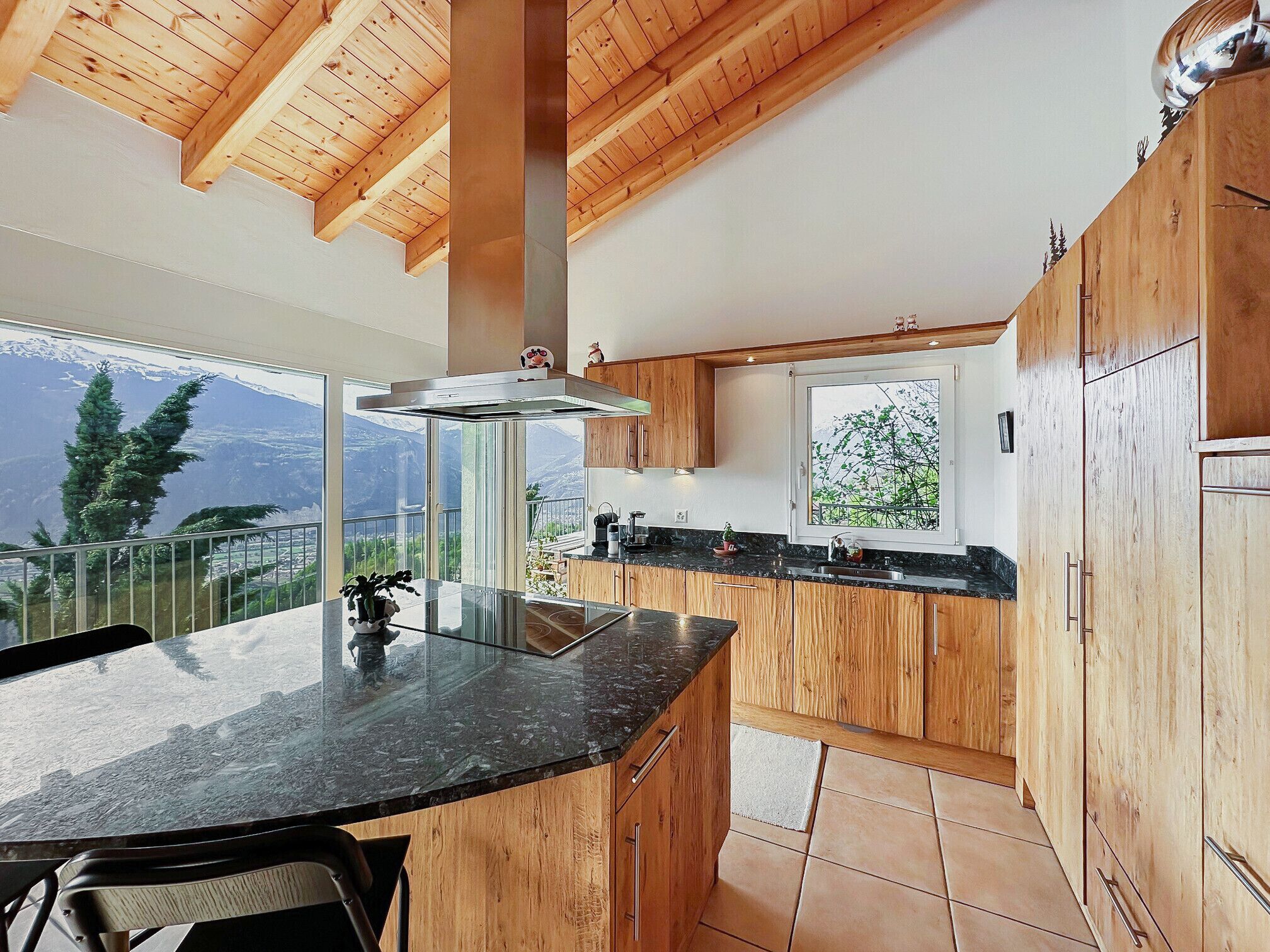 雪櫃、微波爐、焗爐、洗碗機