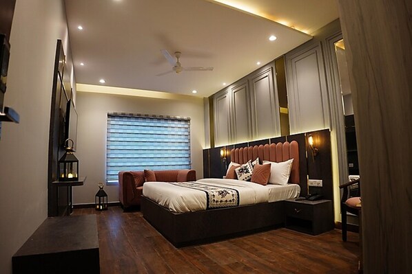 Ropa de cama de alta calidad y caja de seguridad en la habitación