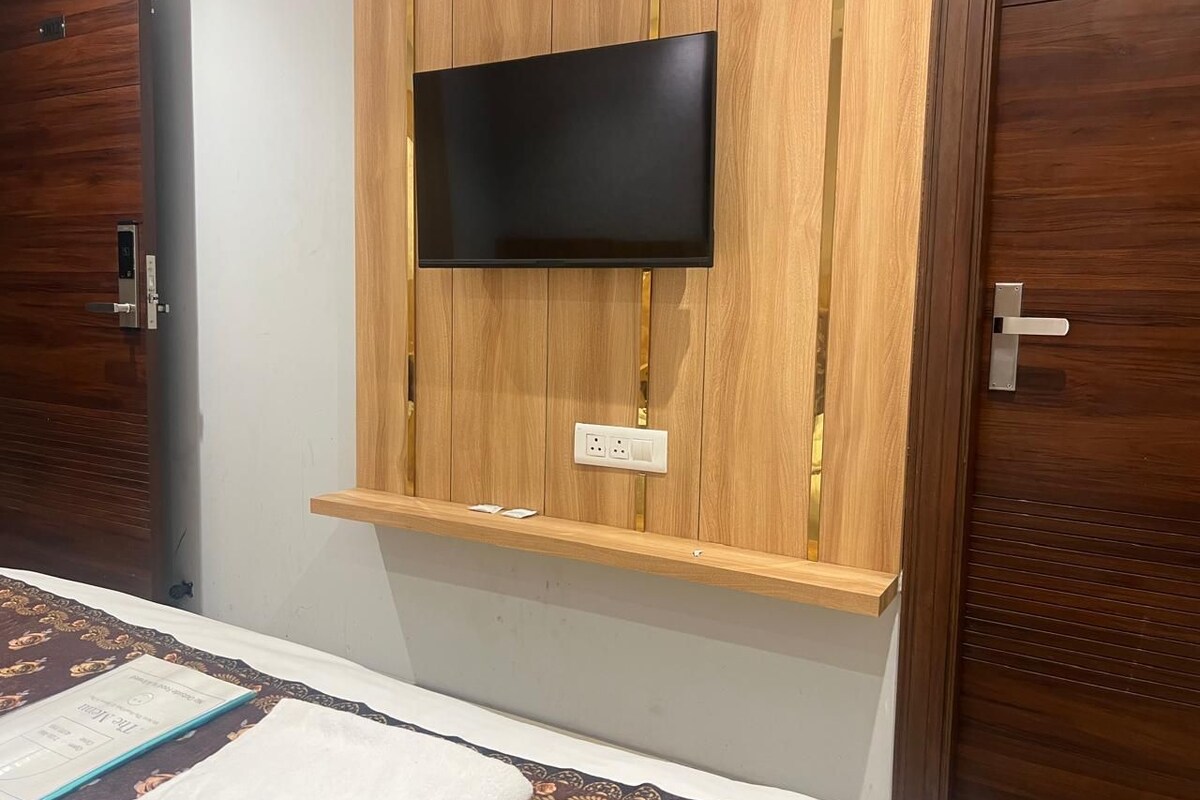 Ropa de cama de alta calidad y caja de seguridad en la habitación