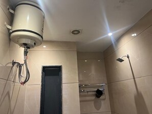 A modern bathroom with a shower, a toilet, and a sink. - Narison Hotel By Divud Ecom (Amritsar)