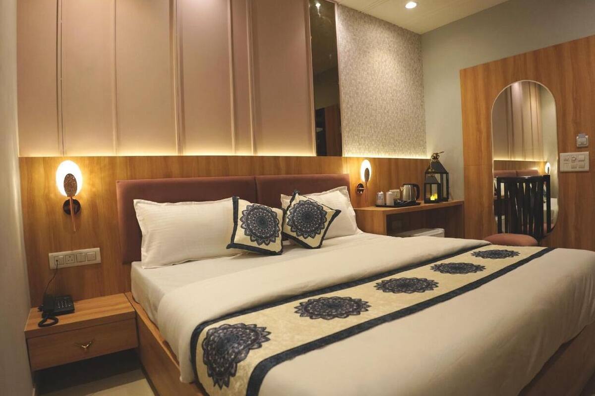 Premium bedding, in-room safe, desk, soundproofing