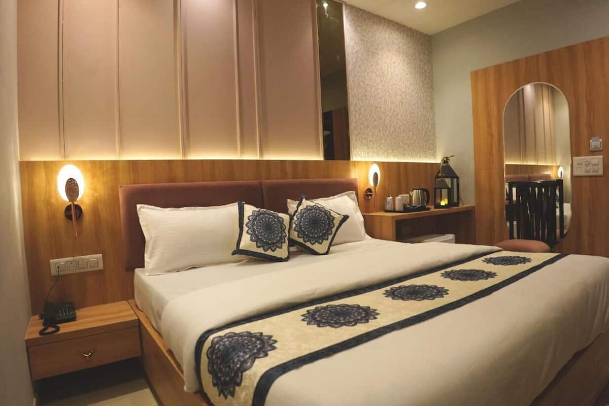 Ropa de cama de alta calidad y caja de seguridad en la habitación