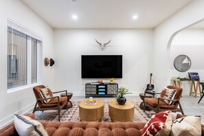 Smart TV - Outrider 111 by AvantStay | 10-15 Minutes to Broadway (Nashville)