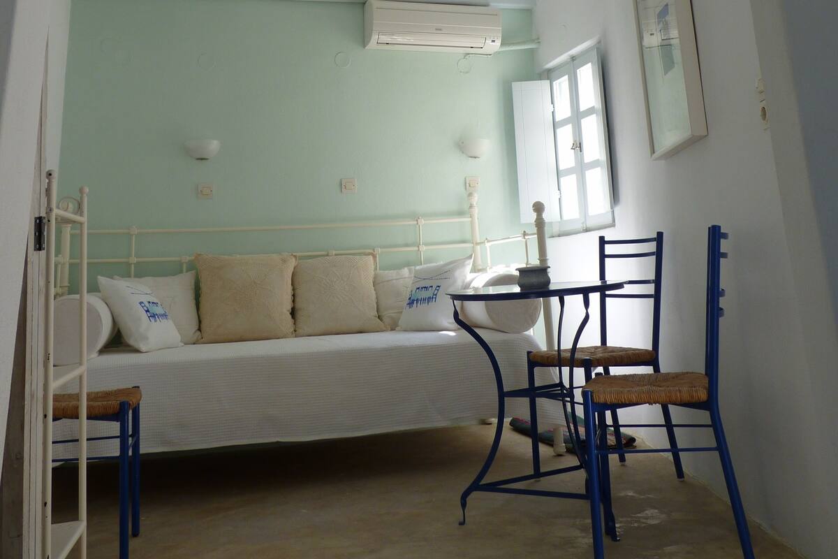 Romantic House | In-room safe, blackout drapes, WiFi (free), bed sheets