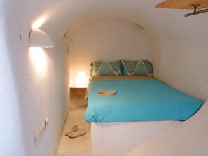 In-room safe, blackout curtains, free WiFi, bed sheets - Barbarossa Suites (Santorini)