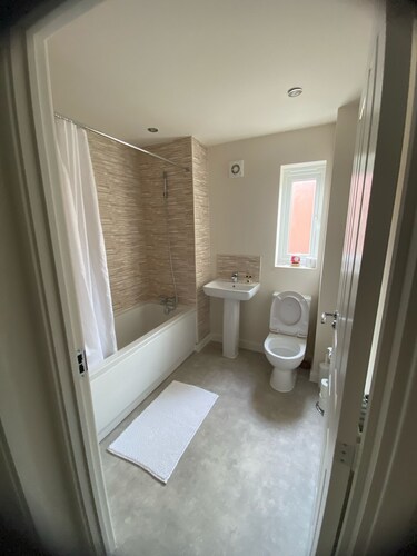 Full house- Free Parking, Wifi, and appliances to make your stay comfortable.
