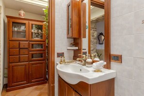 Regadera, amenidades de baño gratuitas, secadora de cabello, batas 