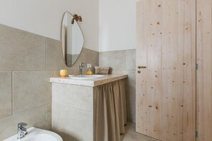Huis | Badkamer | Een bidet, handdoeken