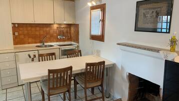 Køleskab, ovn, kaffe-/temaskine, brødrister