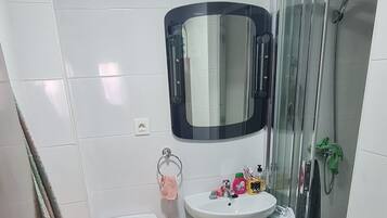 Bruser, hårtørrer, håndklæder, Sæbe