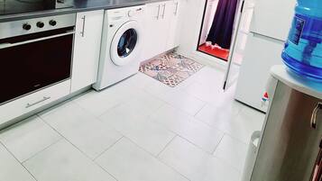 Mikrobølgeovn, kogeplade, højstol, køkkentøj/tallerkener/redskaber