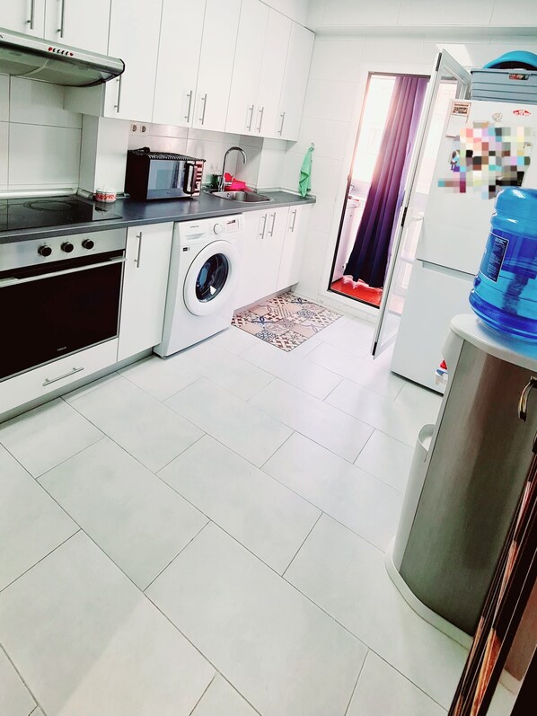 Mikrobølgeovn, kogeplade, højstol, køkkentøj/tallerkener/redskaber