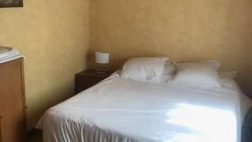 1 slaapkamer, een bureau, een strijkplank/strijkijzer, gratis wifi