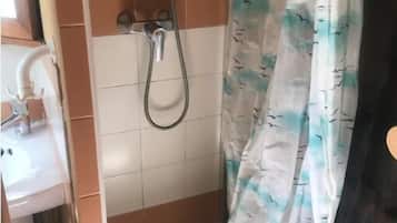 Een haardroger, handdoeken, zeep, shampoo