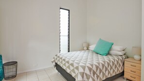 2 makuuhuonetta, silitysrauta/-lauta