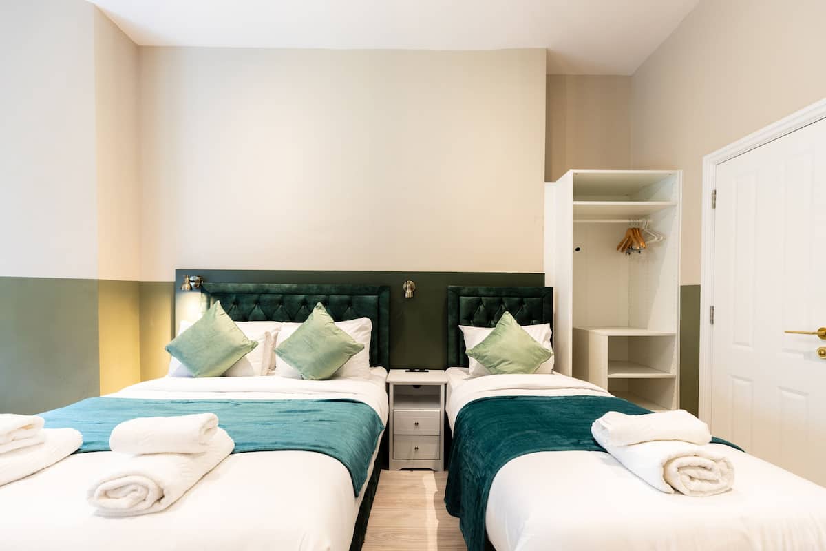 Premium Triple Room, Ensuite (Family ) | Iron/ironing board, free WiFi