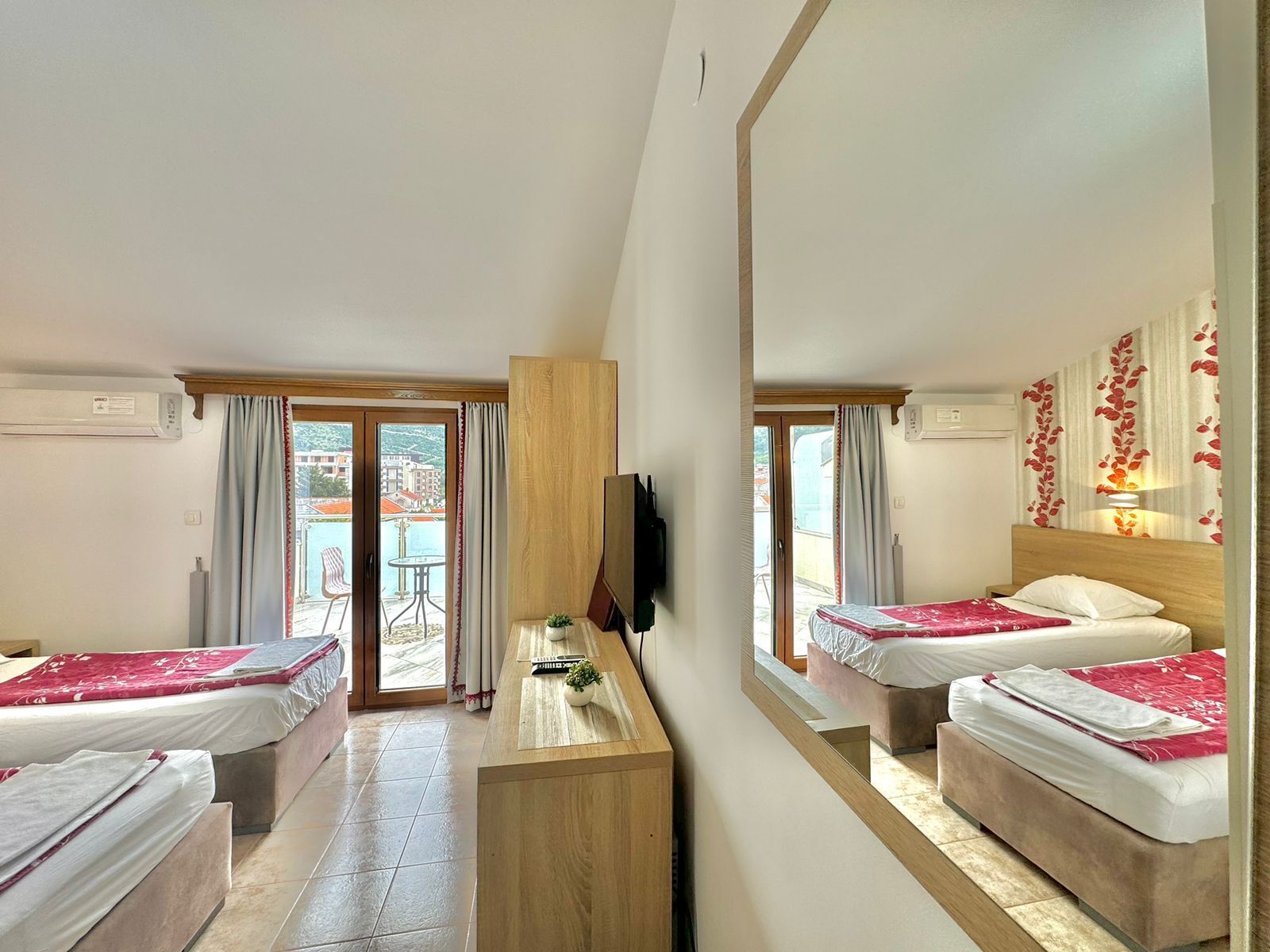 Habitación clásica con 1 cama doble o 2 individuales | Ropa de cama de alta calidad y espacio para trabajar con un portátil