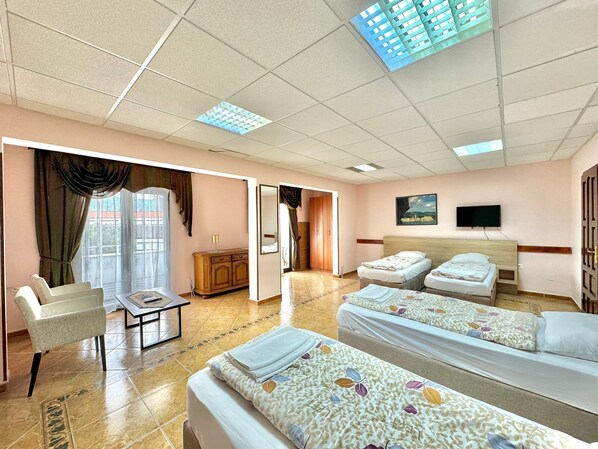Comfort-Studio | 1 Schlafzimmer, hochwertige Bettwaren, laptopgeeigneter Arbeitsplatz