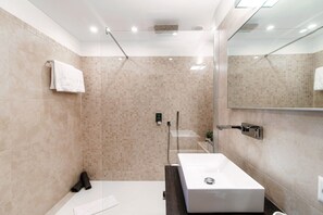 Douche, séchoir à cheveux, bidet, serviettes fournies