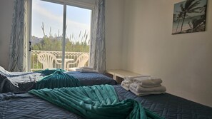 3 slaapkamers, een strijkplank/strijkijzer, gratis wifi, beddengoed