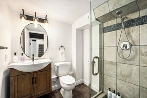 Hair dryer, towels, soap, shampoo - Modern Denver House Near Red Rocks with Hot Tub (Denver)