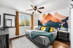 5 bedrooms, iron/ironing board, travel crib, WiFi - The ColoRadical Crashpad! w/ Fire pit & Hot tub (Denver)