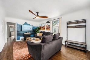 Smart TV, fireplace, video games - The ColoRadical Crashpad! w/ Fire pit & Hot tub (Denver)