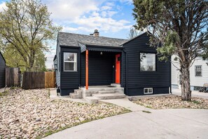 Exterior - The ColoRadical Crashpad! w/ Fire pit & Hot tub (Denver)