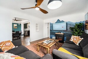 Smart TV, fireplace, video games - The ColoRadical Crashpad! w/ Fire pit & Hot tub (Denver)