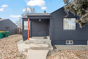 Exterior - The ColoRadical Crashpad! w/ Fire pit & Hot tub (Denver)