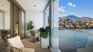 Ein moderner Balkon mit Blick auf einen Berg und eine Stadt.