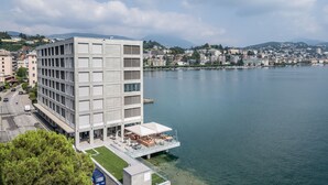 A modern hotel with a rooftop terrace overlooking a lake. - Residenza Du Lac (Paradiso)