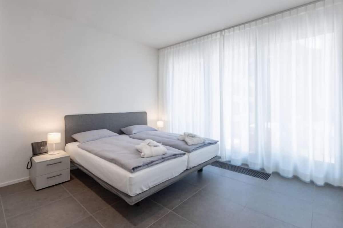 1 bedroom, hypo-allergenic bedding, memory-foam beds, free minibar items