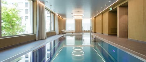 Kolam renang indoor, dengan kursi berjemur