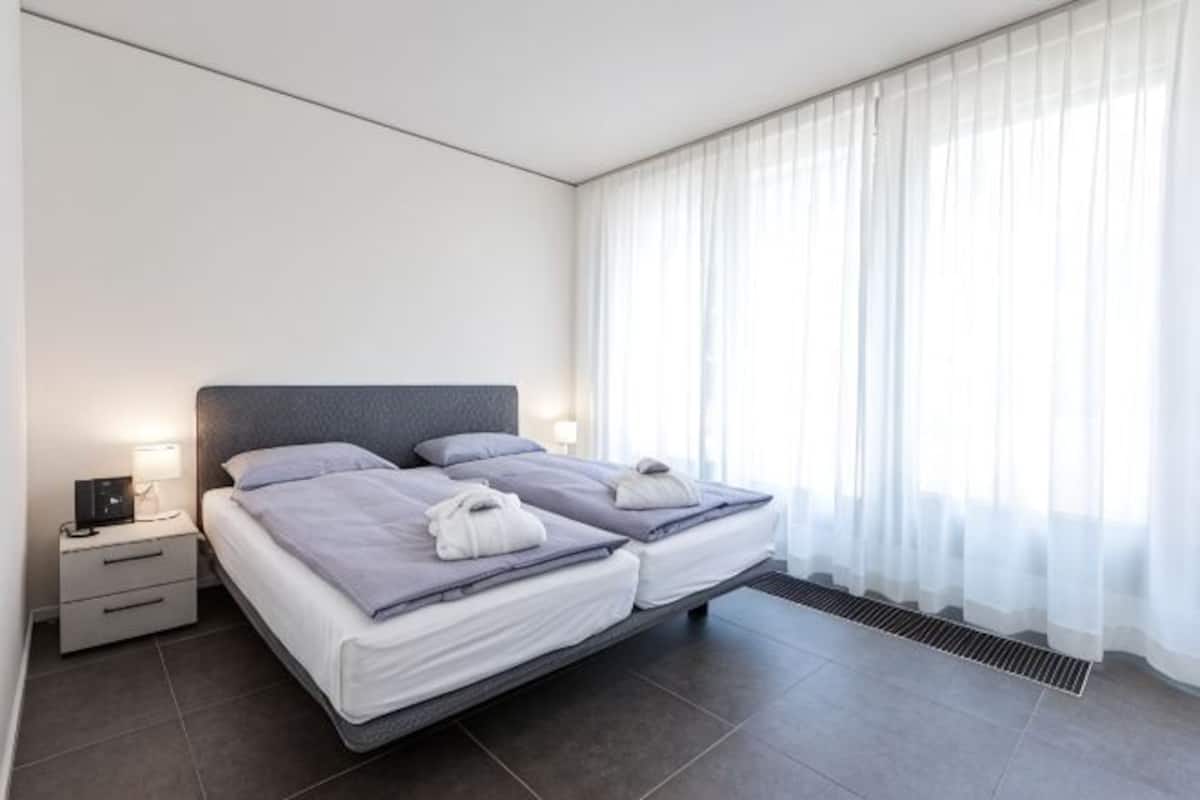Hypo-allergenic bedding, memory foam beds, free minibar items