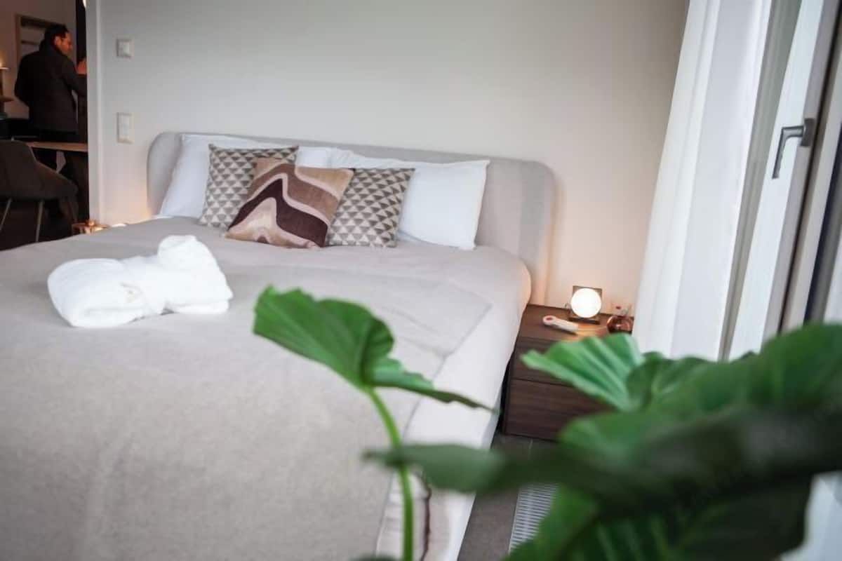 1 bedroom, hypo-allergenic bedding, memory-foam beds, free minibar items