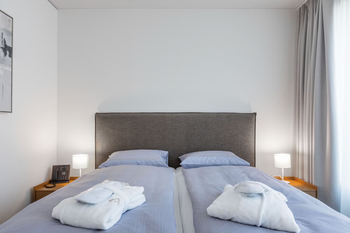 Suite junior, vista al lago | 1 habitación, ropa de cama hipoalergénica y camas con efecto memoria
