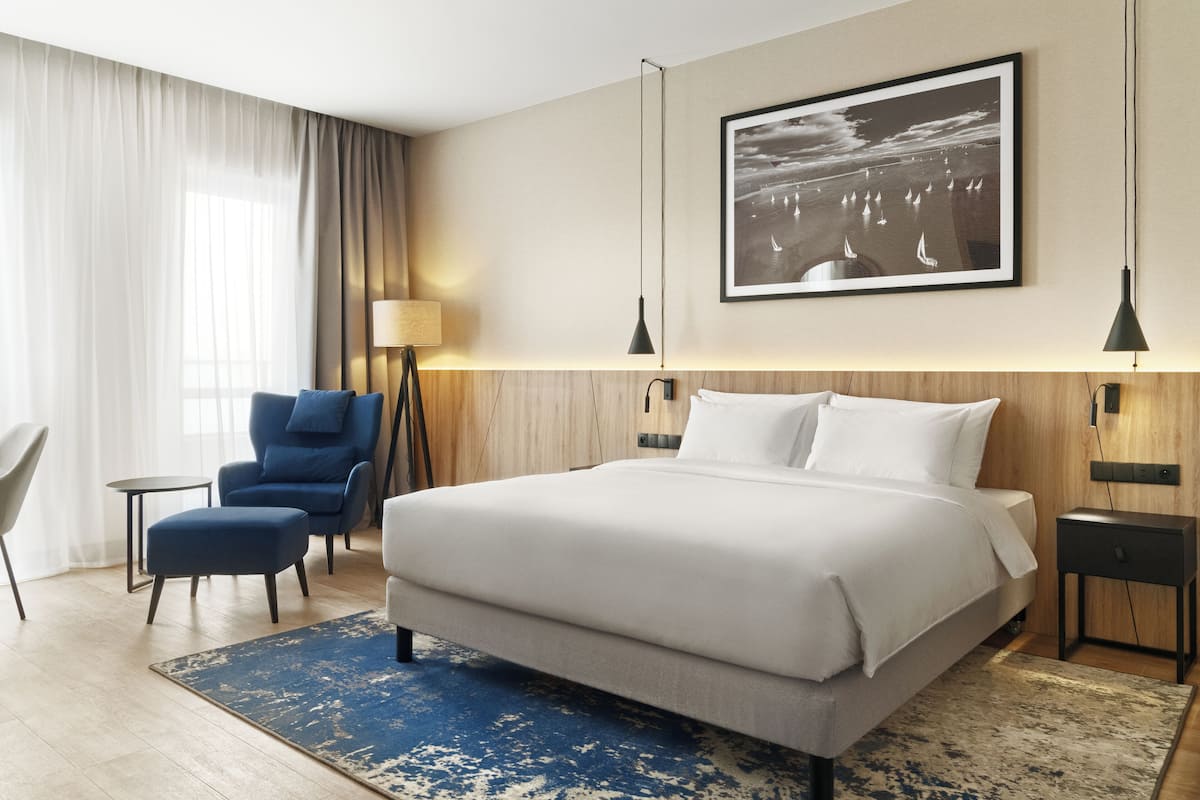 Hypo-allergenic bedding available, in-room safe, desk