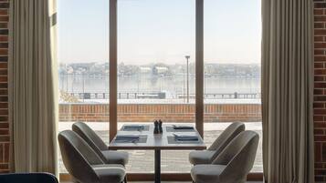 Daily buffet breakfast (PLN 95 per person)