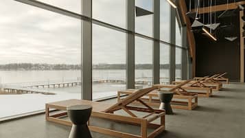 حمّام سباحة خارجي موسمي، رجال إنقاذ في المنشأة الفندقية