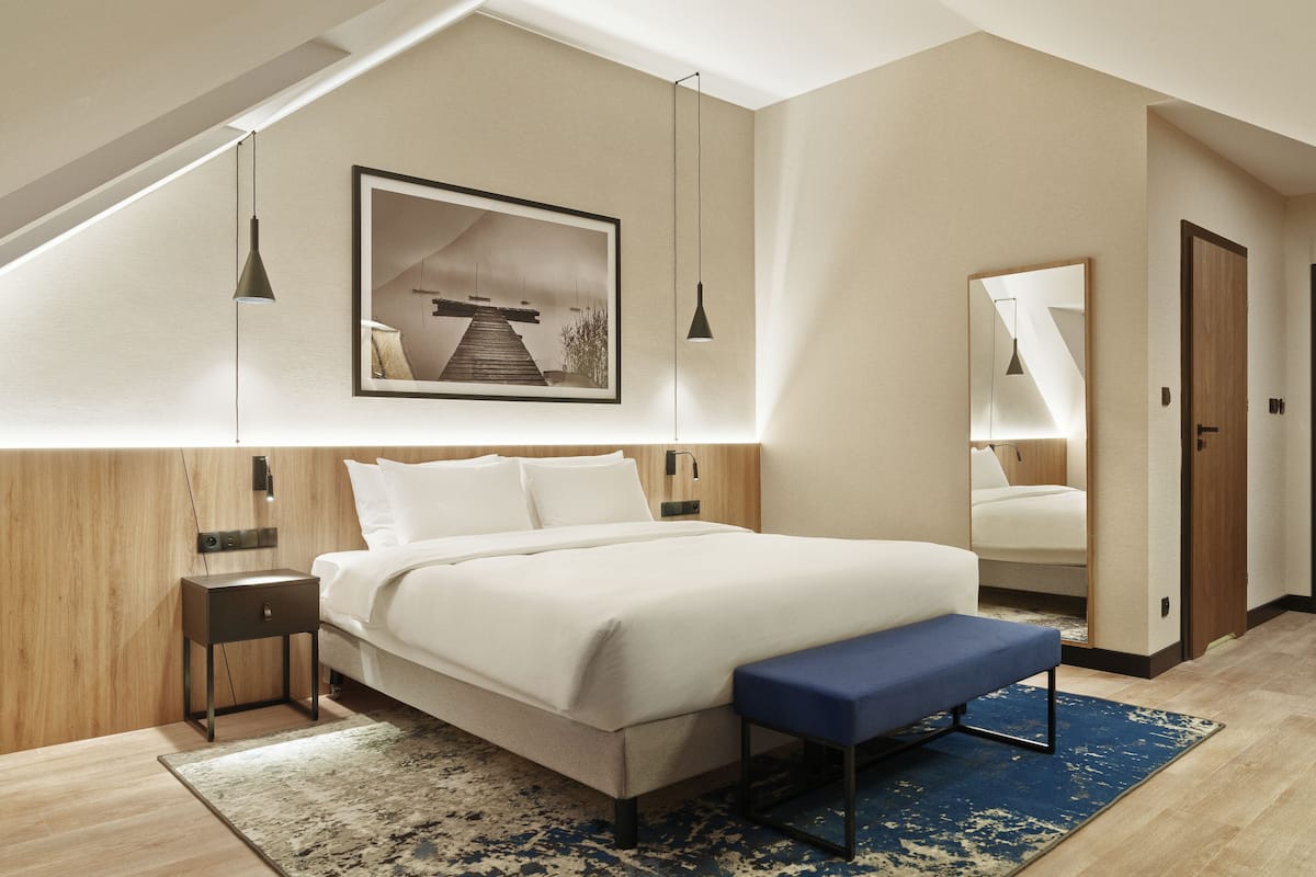 Hypo-allergenic bedding available, in-room safe, desk