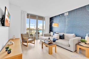 TV, offices - Apartment  Near Beach - Pool - Balcony - Gym (Hallandale Beach)